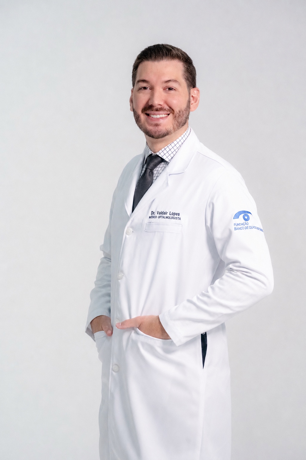 Dr. Valdair Lopes usando jaleco médico